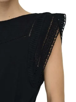 Robe courte en coton biologique noir uni avec une coupe droite et un col rond