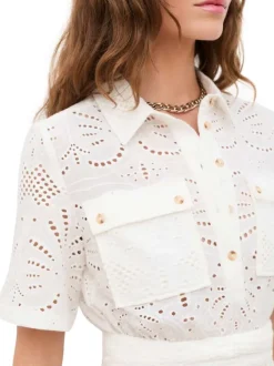 Robe courte en coton blanche pourvue d'un col à revers et de manches courtes
