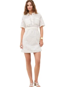 Robe courte en coton blanche pourvue d'un col à revers et de manches courtes