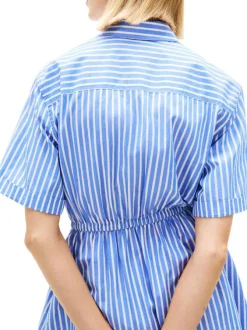 Robe courte en coton bleue à rayures avec une coupe cintrée et un col à revers