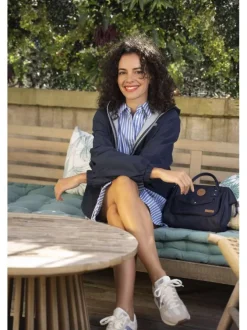 Robe courte en coton bleue à rayures avec une coupe cintrée et un col à revers