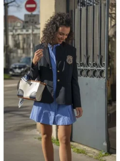 Robe courte en coton bleue unie avec une coupe trapèze et un col à revers