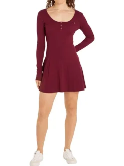 Robe courte en coton bordeaux côtelée à coupe patineuse et à col rond boutonné