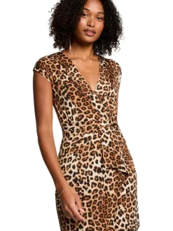 Robe courte en coton léopard avec une coupe droite et un col v