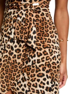 Robe courte en coton léopard avec une coupe droite et un col v