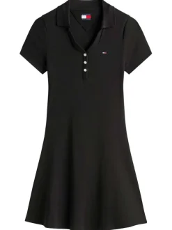 Robe courte en coton noire uni avec une coupe droite et des boutons