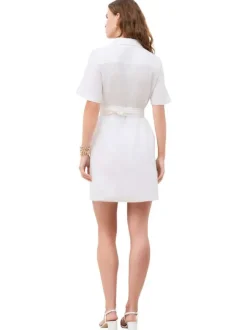 Robe courte en lin blanche pourvue d'un col à revers et de manches courtes