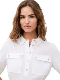 Robe courte en lin blanche pourvue d'un col à revers et de manches courtes