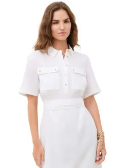 Robe courte en lin blanche pourvue d'un col à revers et de manches courtes