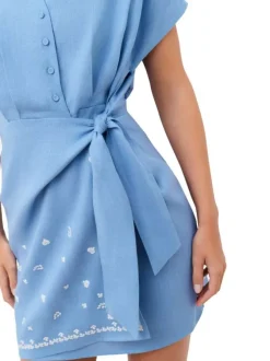 Robe courte en lin bleue à coupe droite pourvue d'un col à revers en v