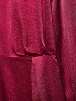 Robe courte framboise avec une coupe fluide un col rond et manches bouffantes