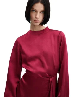 Robe courte framboise avec une coupe fluide un col rond et manches bouffantes