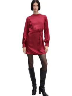 Robe courte framboise avec une coupe fluide un col rond et manches bouffantes