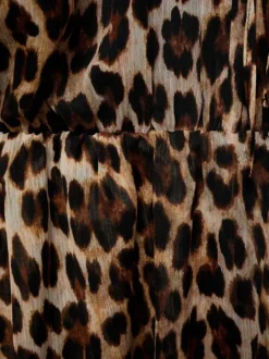 Robe courte imprimée léopard avec une coupe droite et un col rond