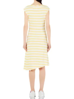 Robe courte jaune avec un col rond et des rayures jaunes et blanches