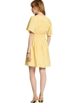 Robe courte jaune unie avec une coupe patineuse et des manches courtes