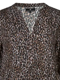 Robe courte léopard avec un col tunisien et des manches 3/4