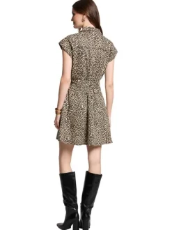 Robe courte léopard à coupe cintrée, col v et à manches longues à boutons