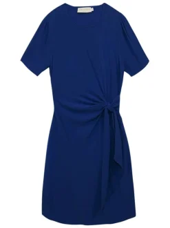 Robe courte marine gaufrée à coupe ajustée avec un col rond et une ceinture
