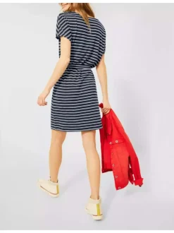 Robe courte marine rayée avec une coupe évasée à col rond et manches courtes