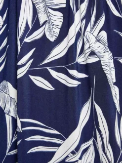 Robe courte marine sans manche à coupe droite pourvue d'un col v croisé