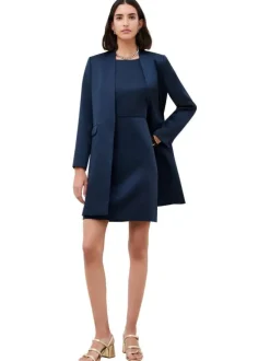 Robe courte marine unie avec une coupe cintrée et un col rond
