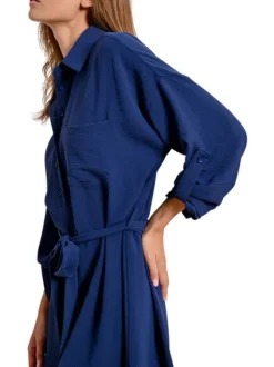 Robe courte marine unie avec une coupe droite un et col à revers