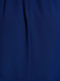 Robe courte marine unie pourvue d'une coupe évasée et d'un décolleté cache-coeur