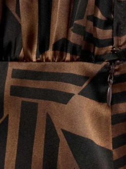 Robe courte marron rayée à coupe ajustée avec un col chemise