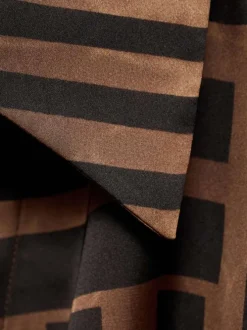 Robe courte marron rayée à coupe ajustée avec un col chemise
