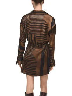 Robe courte marron rayée à coupe ajustée avec un col chemise