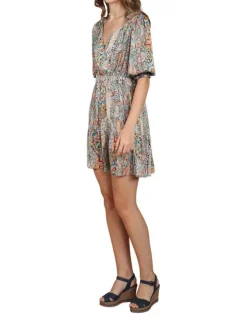 Robe courte multicolore fantaisie coupe droite avec un col v et l'extrémité des manches smockée