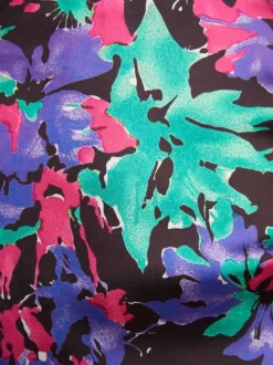 Robe courte multicolore fleurie avec une coupe asymétrique et col cache-coeur