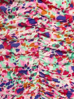 Robe courte multicolore imprimée avec une coupe moulante et un col en V