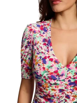 Robe courte multicolore imprimée avec une coupe moulante et un col en V