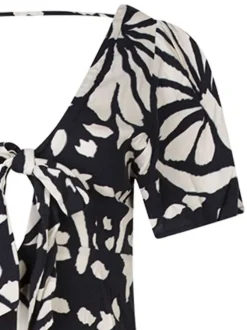 Robe courte noire avec des imprimés un col v et une coupe droite