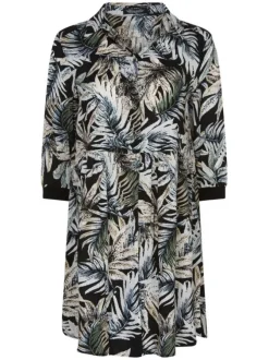 Robe courte noire avec une coupe patineuse un col italien et des manches 3/4