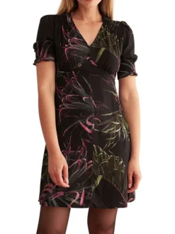 Robe courte noire avec un imprimé fleuri vert et rose avec une coupe droite