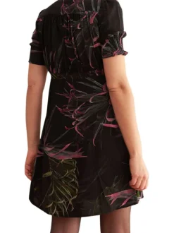Robe courte noire avec un imprimé fleuri vert et rose avec une coupe droite