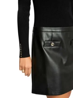 Robe courte noire bi-matière avec une coupe ajustée, col v et à manches longues