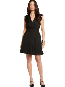 Robe courte noire coupe cintrée pourvue d'un col v croisé effet drapé