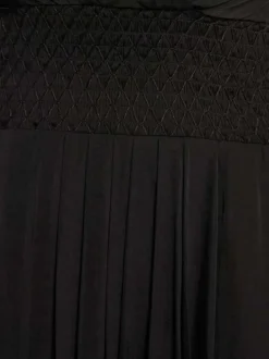Robe courte noire coupe cintrée pourvue d'un col v croisé effet drapé