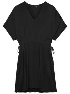 Robe courte noire à coupe droite pourvue d'un col v et de manches courtes