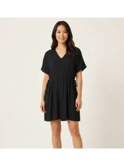Robe courte noire à coupe droite pourvue d'un col v et de manches courtes