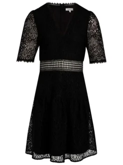 Robe courte noire en dentelle avec une coupe évasée et un col v