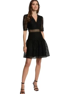 Robe courte noire en dentelle avec une coupe évasée et un col v