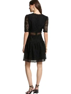 Robe courte noire en dentelle avec une coupe évasée et un col v