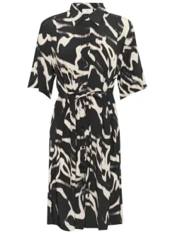 Robe courte noire et blanche imprimée avec une coupe ajustée et un col chemise