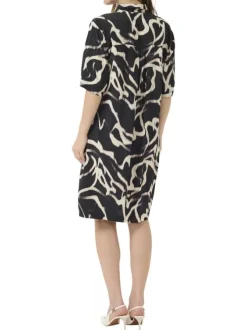 Robe courte noire et blanche imprimée avec une coupe ajustée et un col chemise