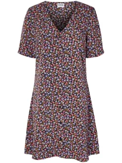 Robe courte noire fleurie à manches courtes avec une coupe évasée et un col v